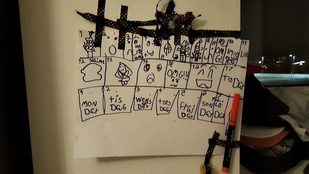 Foto de um papel com um calendário desenhado pro uma criança, que contava os dias até o natal.