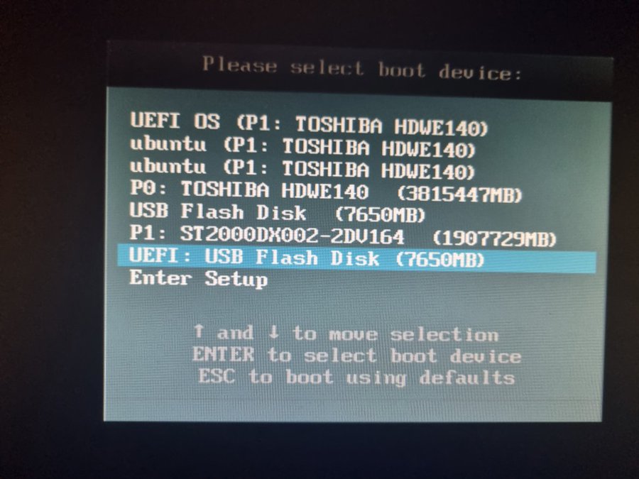BIOS do computador mostrando opção "EUFI: USB Flash Disk"