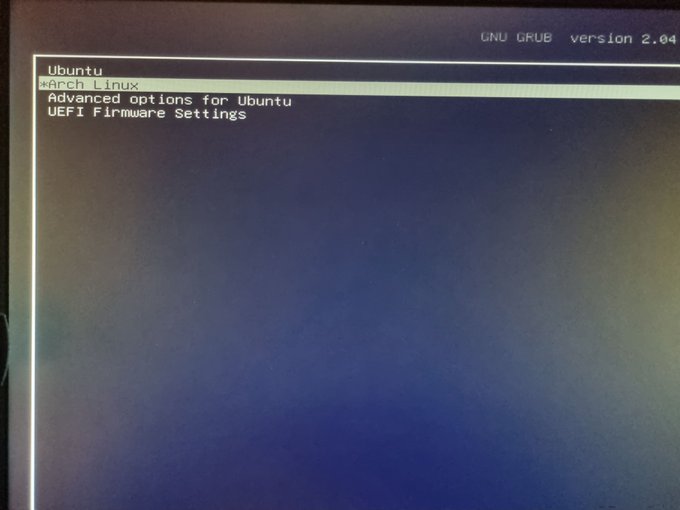 Menu do bootloader grub mostrando a opção de Arch Linux para boot.
