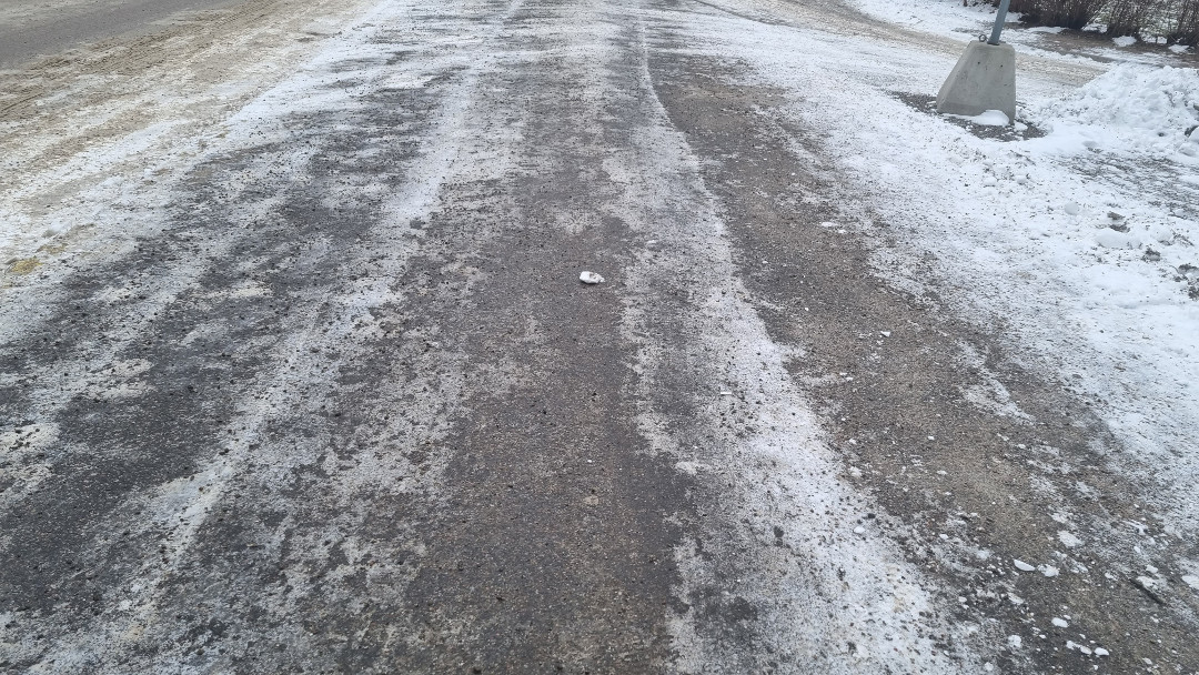 Calçada com neve derretida e suja.