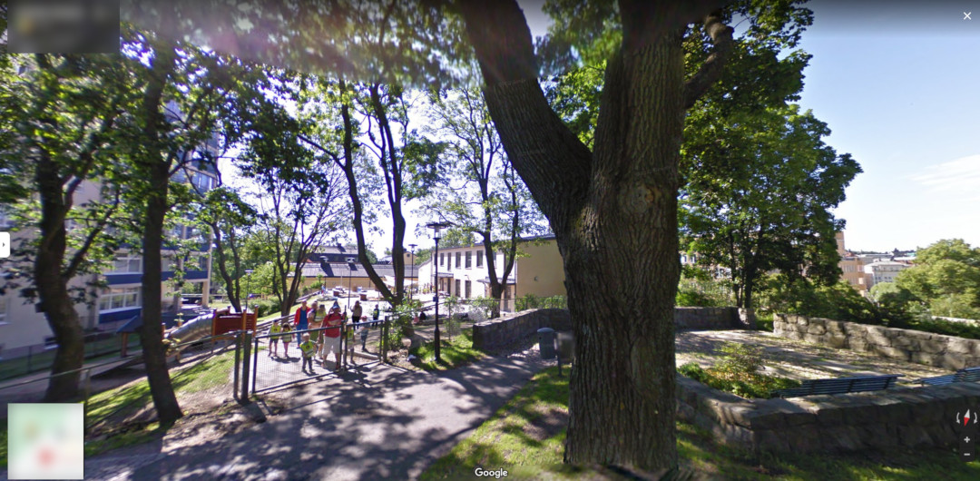 Foto do Google maps que mostra a entrada de uma escola primária num parque.