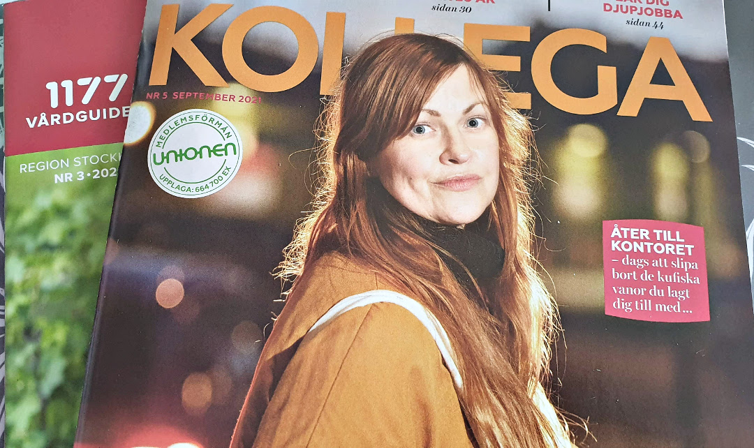 Revista Kolega do sindicato da Suécia chamado Unionen com uma mulher ruiva usando uma jaqueta cor laranja.  Foto de lado mostrando que carrega uma bolsa.