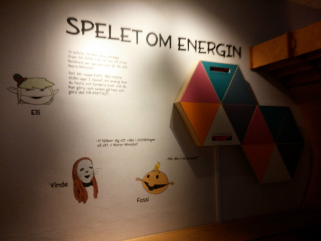 Parece com os dizeres (em sueco) "brinque com energia" e desenhos pras crianças entenderem.