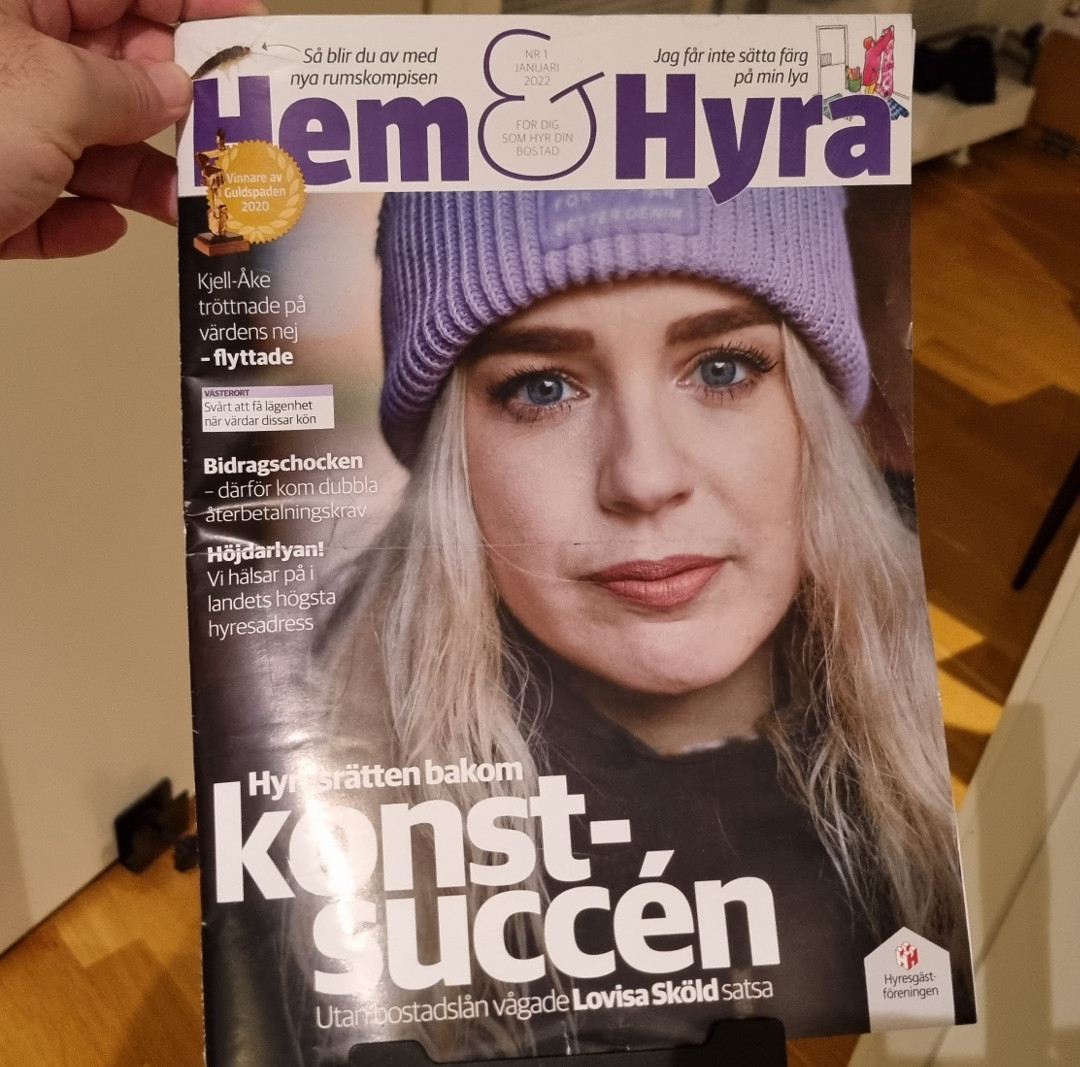 Revista com foto de mulher sueca com pouca maquiagem na capa.